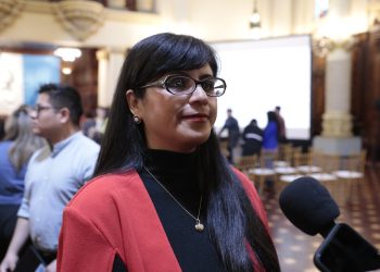 Mónica Pozuelos externa agradecimientos en representación de grupo de becarios