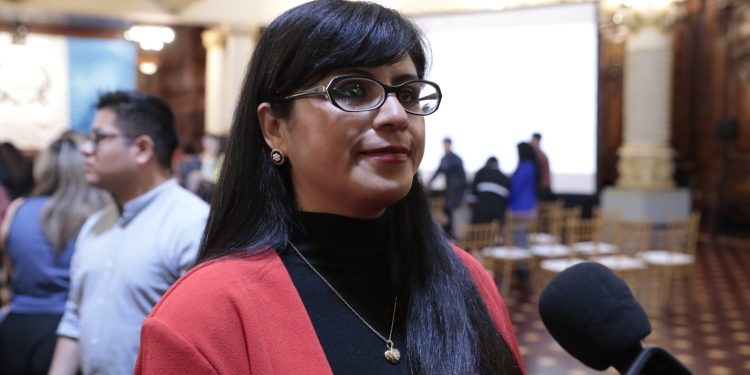 Mónica Pozuelos externa agradecimientos en representación de grupo de becarios