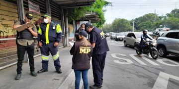 Operativo conjunto en zona 11 por delitos cometidos en taxis piratas. / Foto: PNC.