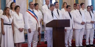 El canciller dominicano, Roberto Álvarez, lee la declaración conjunta de 22 países sobre Venezuela, junto a presidentes o representantes de países que asistieron a la asunción del segundo mandato del presidente Luis Abinader.