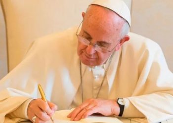 El papa Francisco publica una carta en la que privilegia la lectura y la literatura en un mundo obsesionado por las pantallas.