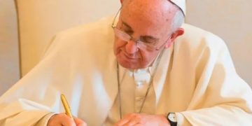 El papa Francisco publica una carta en la que privilegia la lectura y la literatura en un mundo obsesionado por las pantallas.