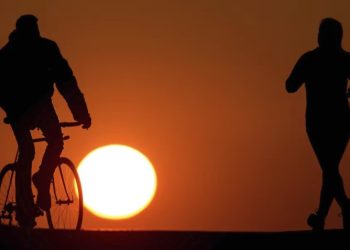 Científicos descubrieron que los humanos envejecen en las etapas de los 44 y los 60 años. por lo que recomiendan aumentar la actividad física desde la primera.