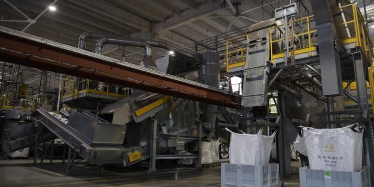La planta de reciclaje autosostenible de Chile cuenta con maquinaria con la que se podrán reciclar 350 millones de botellas de plástico al año.
