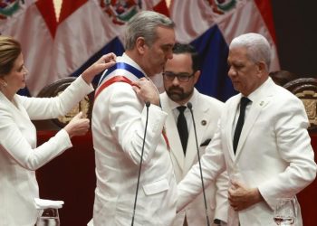 El presidente de la República Dominicana, Luis Abinader, recibe la banda presidencial de manos del presidente del Senado. /Foto: EFE
