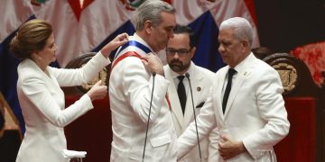 El presidente de la República Dominicana, Luis Abinader, recibe la banda presidencial de manos del presidente del Senado. /Foto: EFE