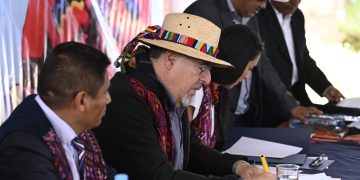 El presidente Bernardo Arévalo firma plan de desarrollo de comunidades indígenas de Chichicastenango.