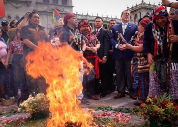 El presidente Bernardo Arévalo participa en una ceremonia ancestral en la Plaza de la Constitución, con motivo del Día Internacional de los Pueblos Indígenas. /Dickéns Zamora