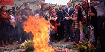 El presidente Bernardo Arévalo participa en una ceremonia ancestral en la Plaza de la Constitución, con motivo del Día Internacional de los Pueblos Indígenas. /Dickéns Zamora