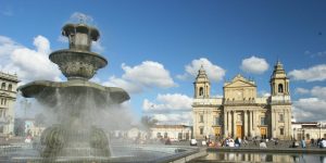 Plaza Central y Catedral Metropolitana de Guatemala. / Foto: Archivo.