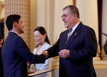 El presidente Bernardo Arévalo brindó un emotivo discurso a los guatemaltecos que viajarán a la República de China (Taiwán).