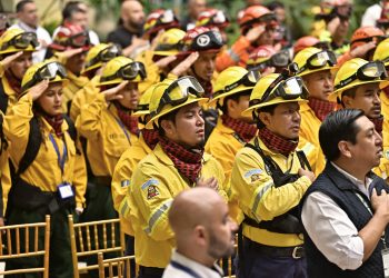 Presidente Arévalo reconoce loable labor de brigadistas contra incendios. / Foto: Álvaro Interiano.