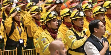 Presidente Arévalo reconoce loable labor de brigadistas contra incendios. / Foto: Álvaro Interiano.