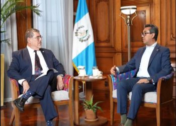 Presidente Bernardo Aréavlo y el ministro de Finanzas, Jonathan Menkos.