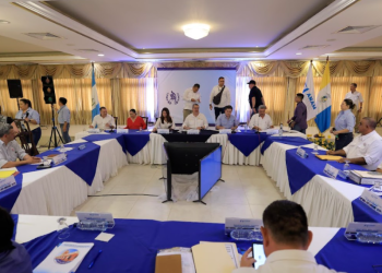 Presidente en reunión con alcaldes de Chiquimula.