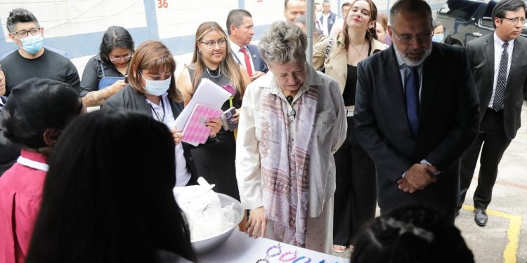 Primera dama de la nación, Lucrecia Peinado participó en la celebración del día del empleado en la Secretaría de Bienestar Social de la Presidencia de la República, este viernes 9 de agosto. / Foto: SBS.