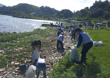Realizan jornada de limpieza en el Lago de Amatitlán