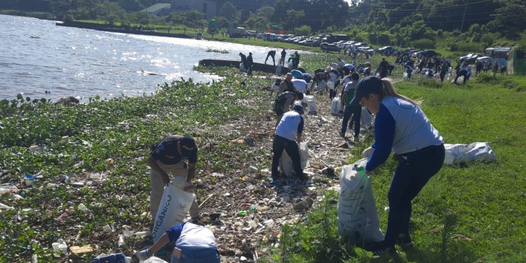 Realizan jornada de limpieza en el Lago de Amatitlán