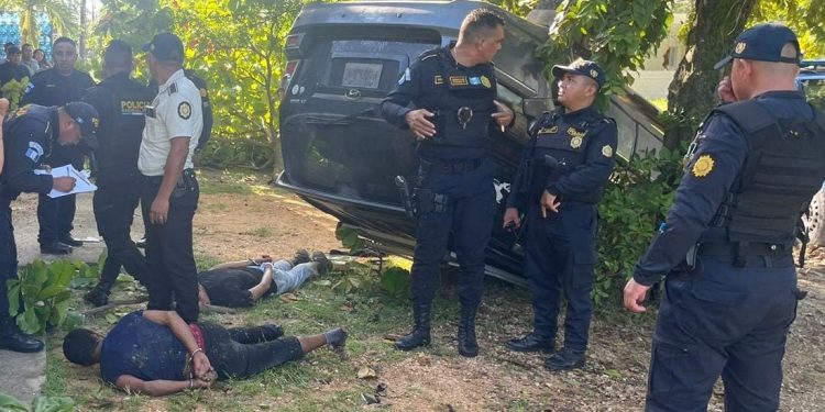 Acciones de PNC permiten la detención de supuestos robacarros en Petén