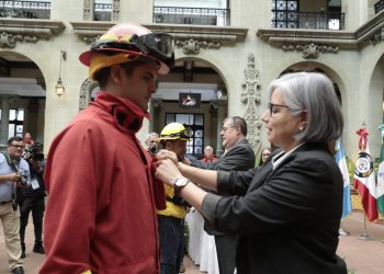 Brigadistas contraincendios forestales realizan cambio de la rosa de la paz