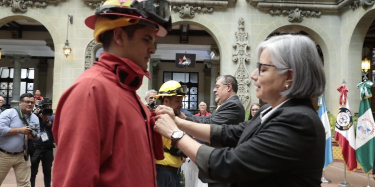 Brigadistas contraincendios forestales realizan cambio de la rosa de la paz