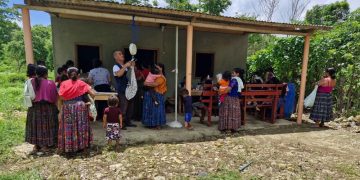 Salubristas de Poptún brindan atención nutricional a 700 menores de una comunidad rural para prevenir la desnutrición infantil.