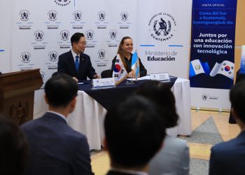 Anabella Giracca, ministra de Educación, y el gobernador de la Oficina de Educación de Gyeongsang del Norte de Corea, Lim Jong-Sik, suscribieron el convenio de cooperación en materia educativa. / Foto: Mineduc.
