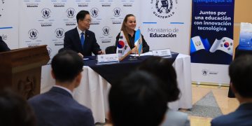 Anabella Giracca, ministra de Educación, y el gobernador de la Oficina de Educación de Gyeongsang del Norte de Corea, Lim Jong-Sik, suscribieron el convenio de cooperación en materia educativa. / Foto: Mineduc.