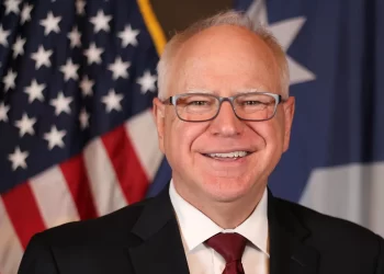 Tim Walz, gobernador de MInesota, es el vicepresidenciable de Kamala Harris. / Foto: Expansión.