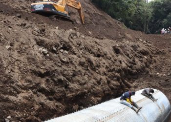 Ya se completó la instalación de 50 metros de tubería y se espera habilitar dos carriles en 96 horas en el km 44 de la ruta de Palín a Escuintla.