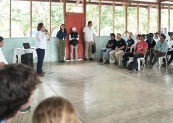 La vicepresidenta Karin Herrera junto con la ministra de Ambiente y Recursos Naturales, Patricia Orantes y autoridades locales verificaron el trabajo de colocación de bio bardas, que se realiza en el río Motagua. /