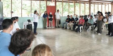 La vicepresidenta Karin Herrera junto con la ministra de Ambiente y Recursos Naturales, Patricia Orantes y autoridades locales verificaron el trabajo de colocación de bio bardas, que se realiza en el río Motagua. /