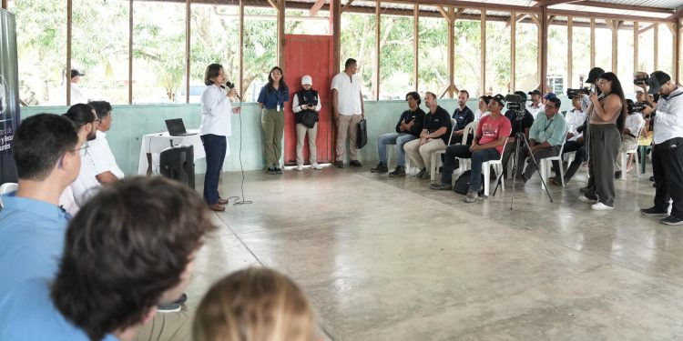 La vicepresidenta Karin Herrera junto con la ministra de Ambiente y Recursos Naturales, Patricia Orantes y autoridades locales verificaron el trabajo de colocación de bio bardas, que se realiza en el río Motagua. /