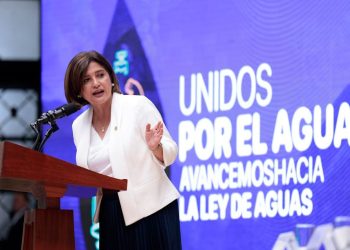 Vicepresidenta Karin Herrera en la iniciativa de la ley de aguas.