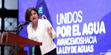 Vicepresidenta Karin Herrera en la iniciativa de la ley de aguas.