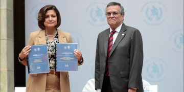 Vicepresidenta recibe resultados de la Encuesta Nacional de Condiciones de Vida 2023. / Foto: Dickéns Zamora y Daniel Ordoñez.