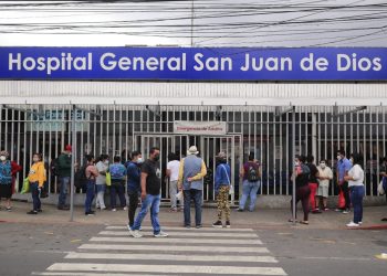 Hospital San Juan de Dios encontró medicamentos en los casilleros del personal. /Foto: DCA.