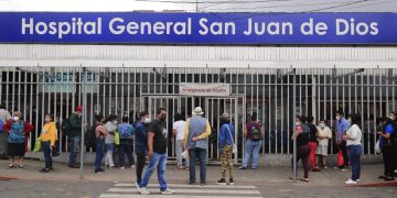 Hospital San Juan de Dios encontró medicamentos en los casilleros del personal. /Foto: DCA.
