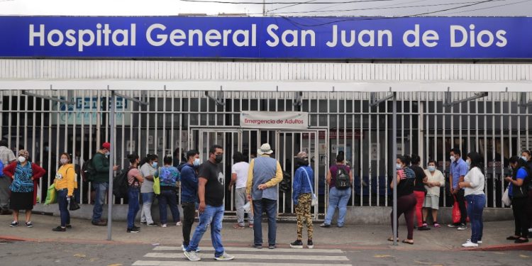 Hospital San Juan de Dios encontró medicamentos en los casilleros del personal. /Foto: DCA.