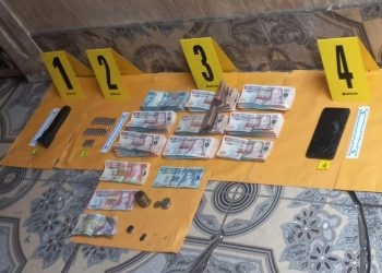 Armas y dinero incautados durante uno de los allanamientos, en Patzicía. / Foto: PNC.