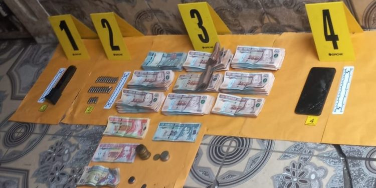 Armas y dinero incautados durante uno de los allanamientos, en Patzicía. / Foto: PNC.