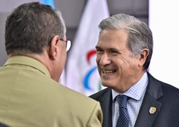 El embajador Clavier saluda al presidente Bernardo Arévalo. /Foto: Álvaro Interiano.