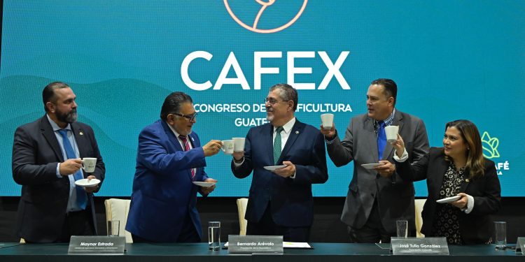 El presidente Bernardo Arévalo, durante la inauguración del 33 Congreso Nacional de la Caficultura de Guatemala, organizado por Anacafé. /Foto: Byron de la Cruz.