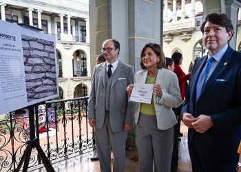 La vicepresideta Karin Herrera participó en la premiación del concurso Fotocyt. /Foto: Álvaro Interiano.