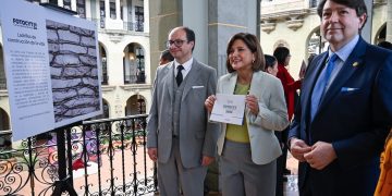 La vicepresideta Karin Herrera participó en la premiación del concurso Fotocyt. /Foto: Álvaro Interiano.