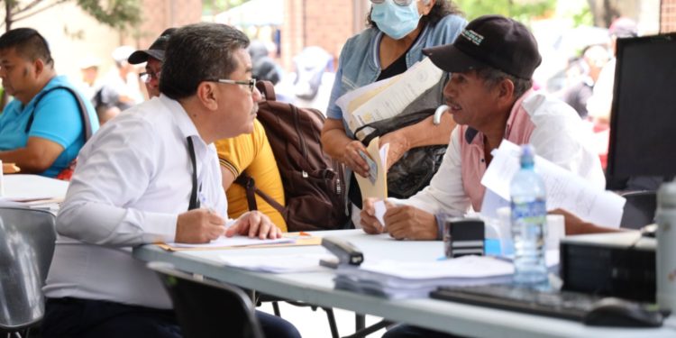 Cientos de exmilitares ya se han presentado a dejar sus solicitud para ser inscritos en el programa de Desarrollo Integral. /Foto: Mides.