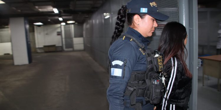 Capturan cerca de prisión a mujer por posesión de arma de alta peligrosidad de uso exclusivo del Ejército