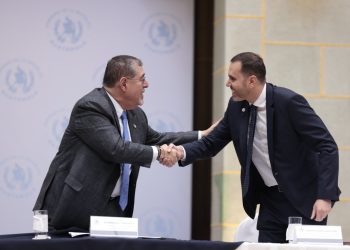 El presidente Arévalo saluda a Karim Khallaayoun, jefe de misión del Comité Intrenacional de la Cruz Roja. /Foto: Noé Pérez.