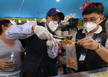 Personal de salud inspeccionó puestos de comida en la feria de Jocotenango. /Foto: MSPAS.