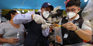 Personal de salud inspeccionó puestos de comida en la feria de Jocotenango. /Foto: MSPAS.